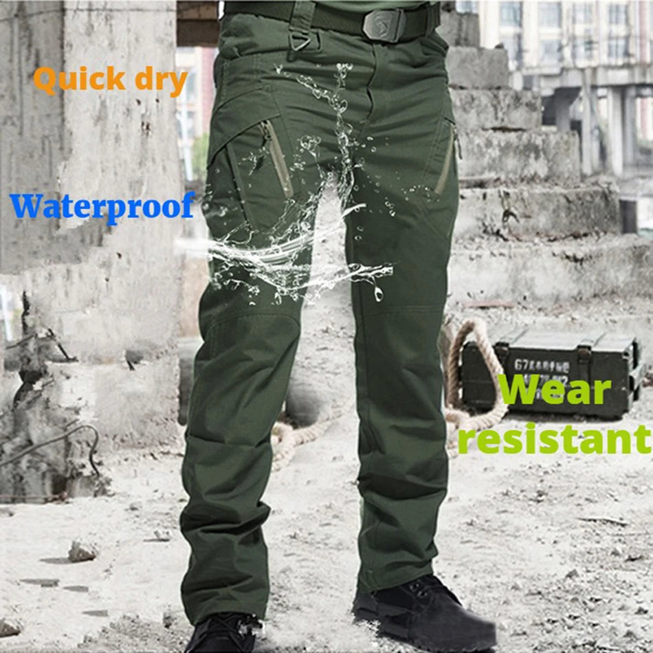 Men's multi-pocket pants in dark green with cargo pockets and belt loops